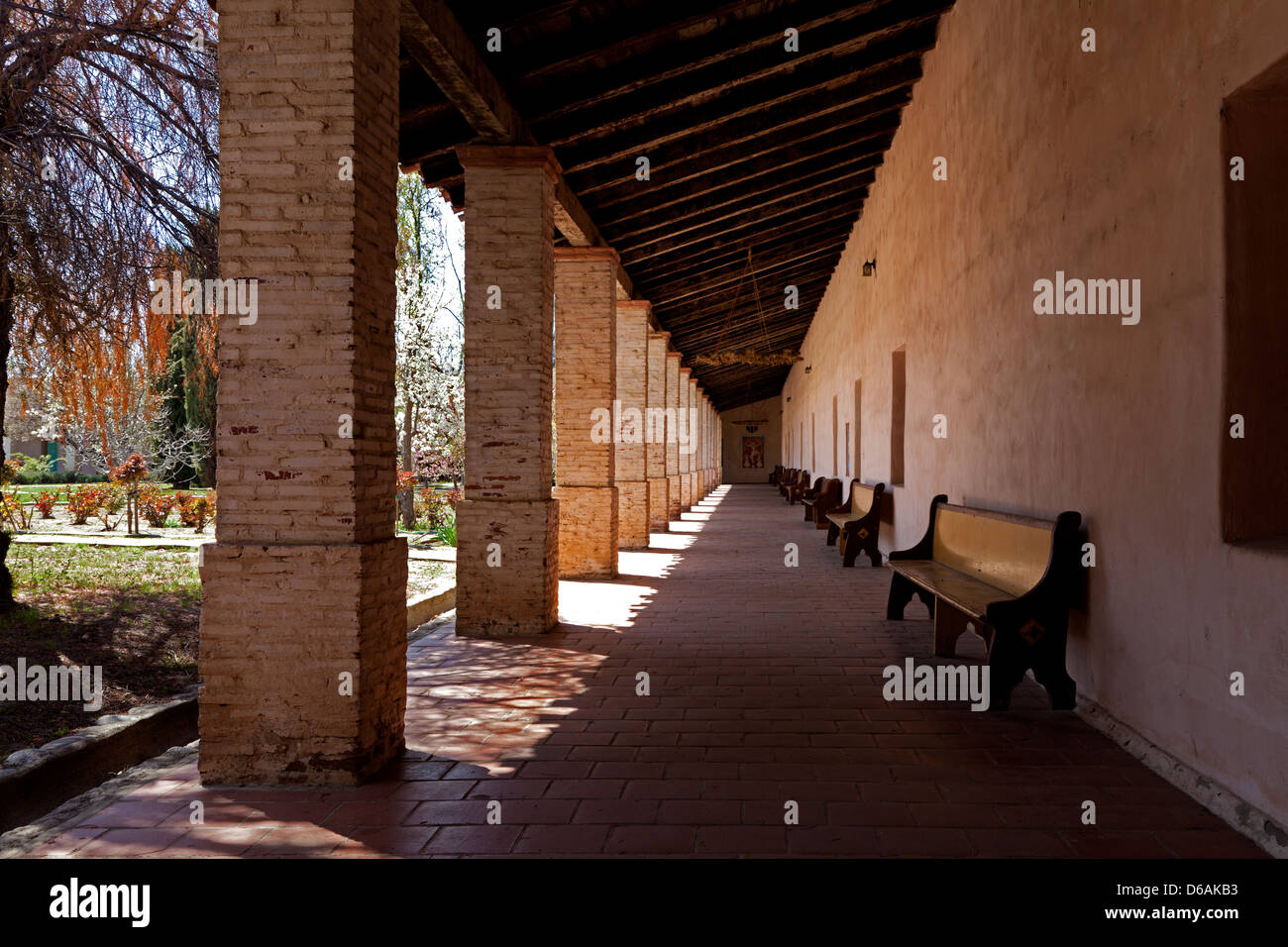 Interno porticato circonda il patio presso la missione di San Antonio de Padova lungo la El Camino Real in California Foto Stock