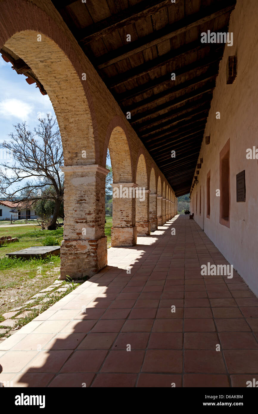 Porticato esterno con metà romana di archi a tutto sesto presso la missione di San Antonio de Padova lungo la California è El Camino Real. Foto Stock