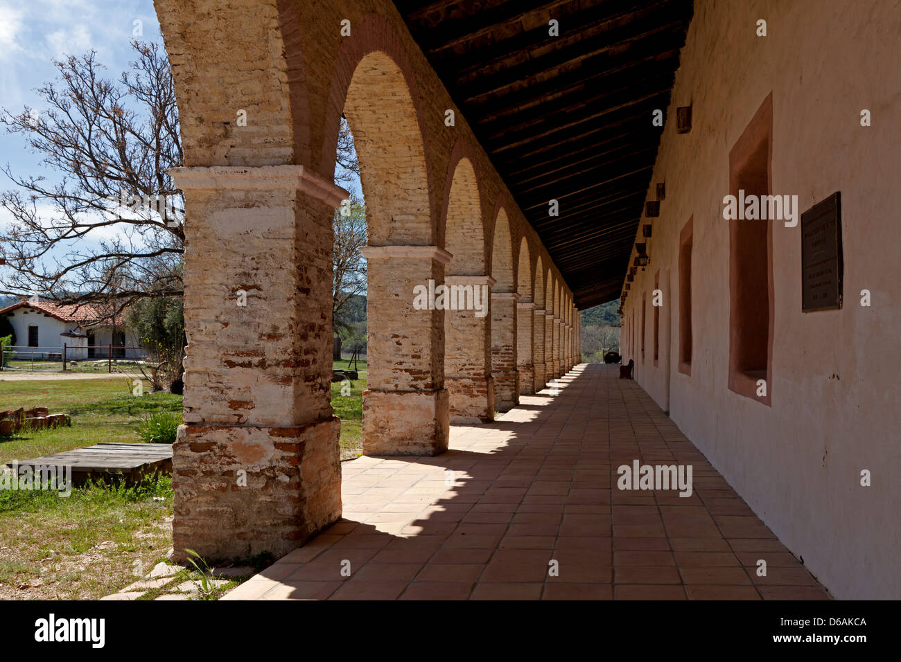 Porticato esterno con metà romana di archi a tutto sesto presso la missione di San Antonio de Padova lungo la California è El Camino Real Foto Stock