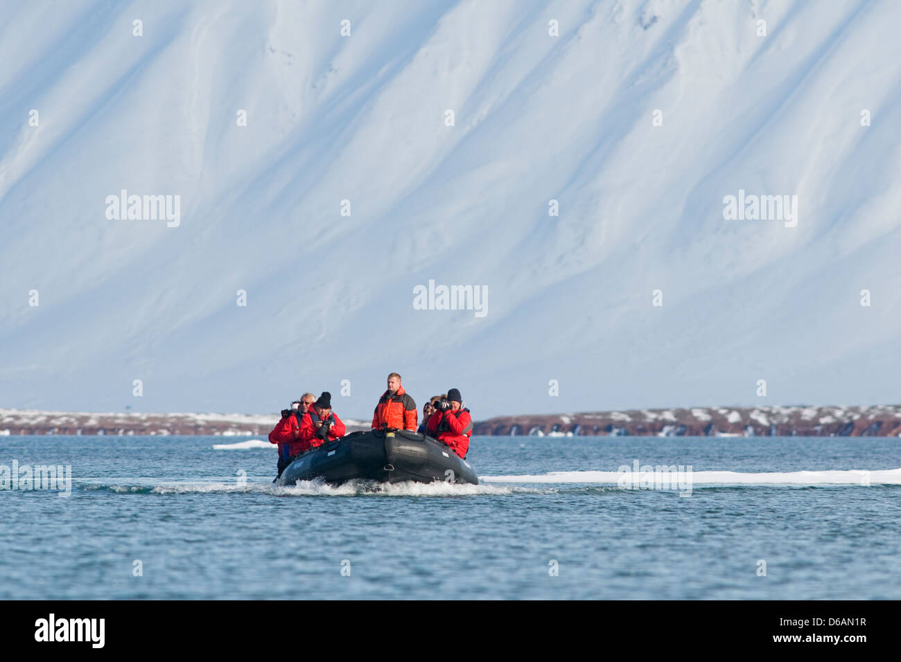 La Norvegia, l'arcipelago delle Svalbard, Spitsbergen, Liefdefjorden, Andoyane isola. Zodiacs riempito con i turisti sbarcare da una crociera Foto Stock