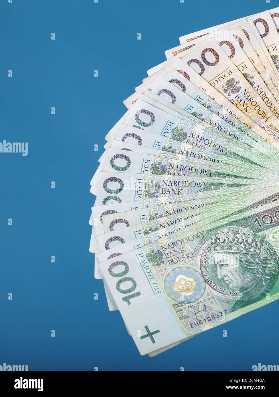 Polacco banconota denaro sfondo blu Foto Stock