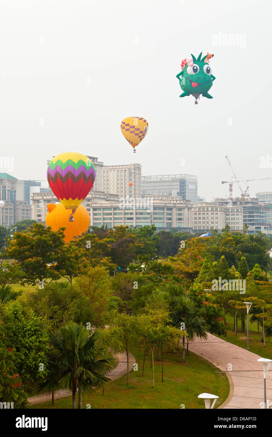 PUTRAJAYA, Malesia - Marzo 2013 - varie forme di mongolfiere a decollare in annuale di aria calda Balloon Fiesta su marzo 201 Foto Stock