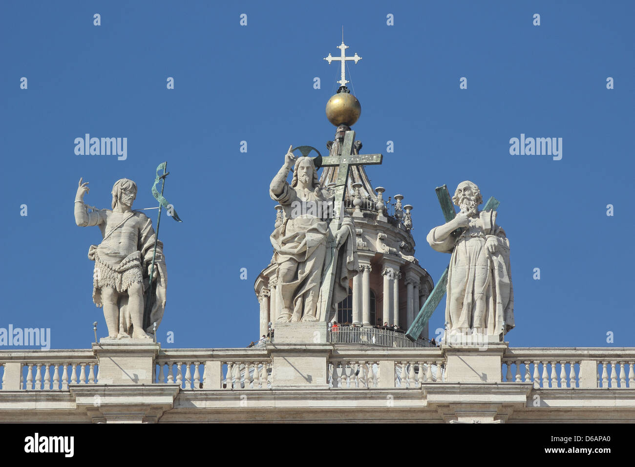 Statua di Gesù Cristo un san Giovanni Battista sulla sommità della facciata di San Pietro a Roma Foto Stock