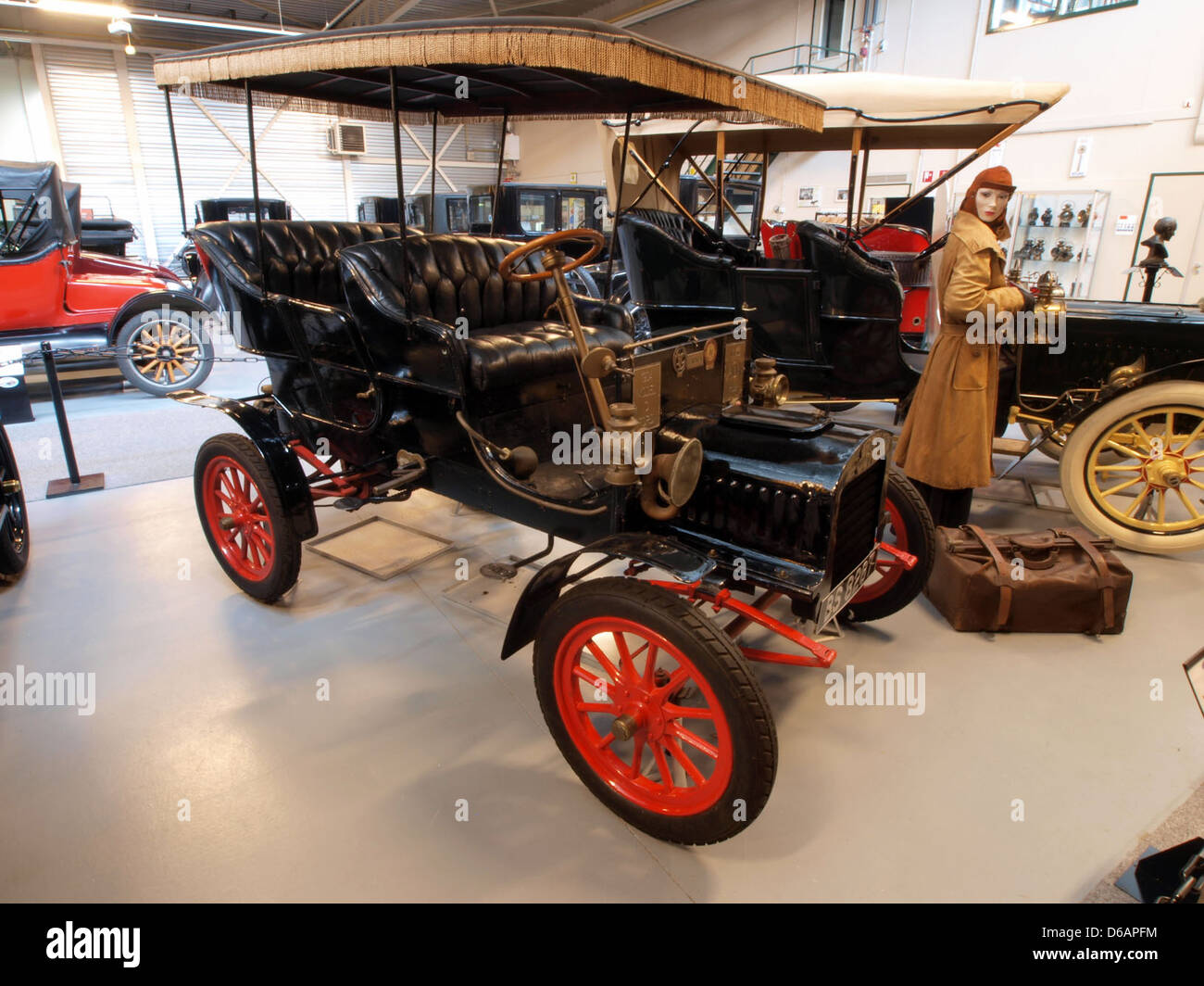 La Ford C del 1904 è uno dei primi modelli prodotti dalla Ford. Un'automobile d'epoca, è caratterizzata da un design semplice e a carrello aperto ed è alimentata da un sistema motore di base, che riflette le prime fasi della produzione automobilistica Ford. Foto Stock