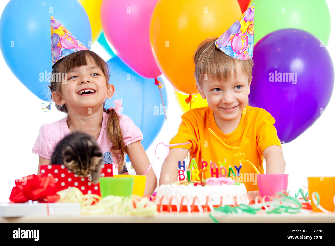Dei bambini felici celebrare la festa di compleanno con apertura confezione  regalo Foto stock - Alamy