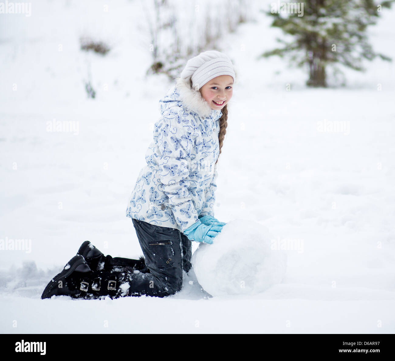 Kid rendendo pupazzo di neve in inverno park Foto Stock