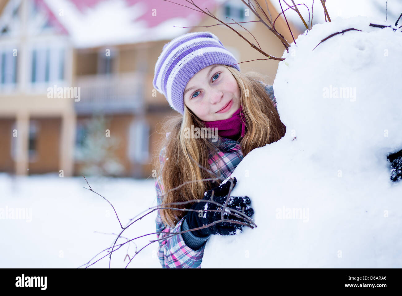 Bambino ragazza rendendo pupazzo di neve all'aperto Foto Stock