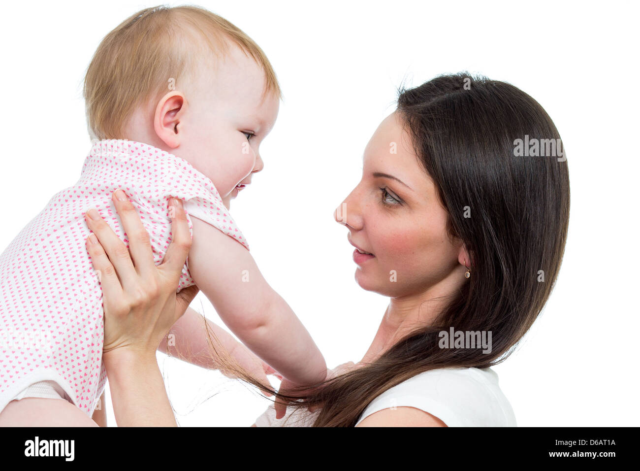 Amorevole Madre guardando la sua bambina isolato su bianco Foto Stock