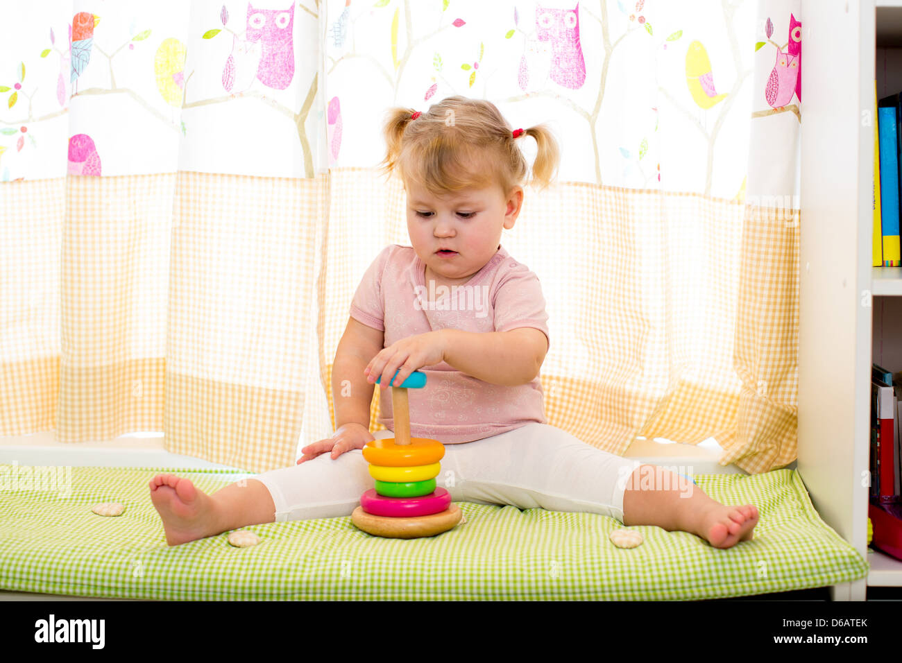Kid ragazza che gioca con il giocattolo colorato in ambienti interni Foto Stock