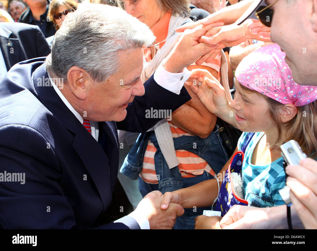 Il Presidente tedesco Joachim Gauck saluta i cittadini di Rostock nella parte anteriore della chiesa di Maria a Rostock, Germania, 09 agosto 2012. Gauck sarà oggi riceve la cittadinanza onoraria della sua città natale di Rostock. 900 ospiti e 90 giornalisti seguirà la cerimonia in chiesa. Foto: Jens BUETTNER Foto Stock