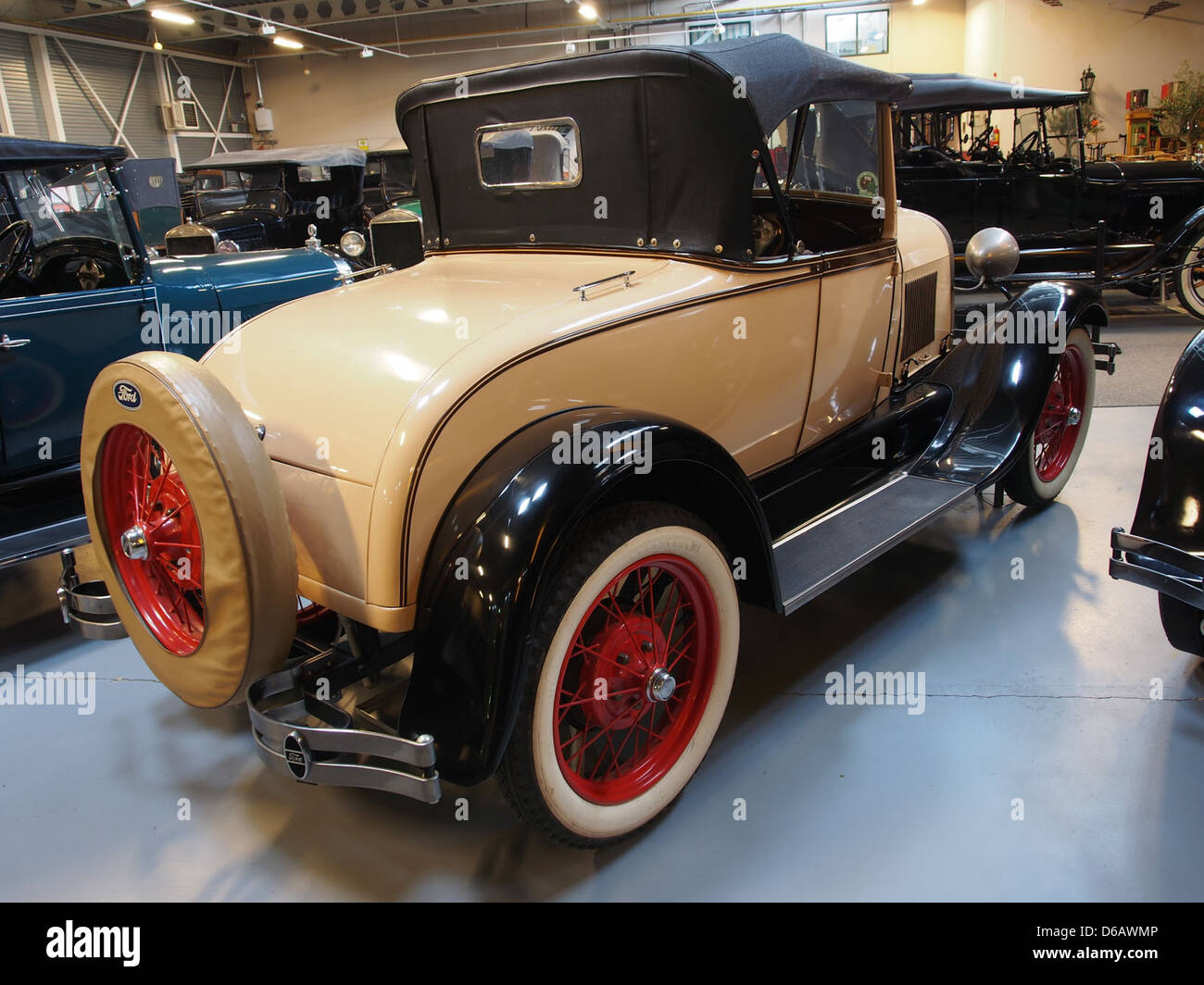 La Ford A 40A Sport Standard Roadster del 1928 è un modello classico della serie Model A. Con un design sportivo, una carrozzeria a due posti aperta e un motore a quattro cilindri, era un veicolo elegante ed economico che contribuì alla popolarità delle auto Ford alla fine degli anni '1920 Foto Stock