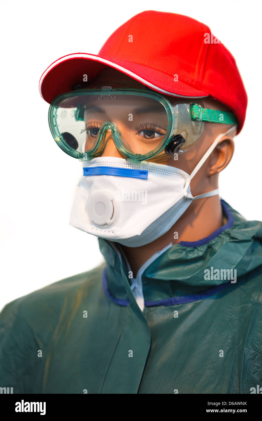 Fantoccio indossando personali protezione chimica marcia isolate su sfondo bianco Foto Stock