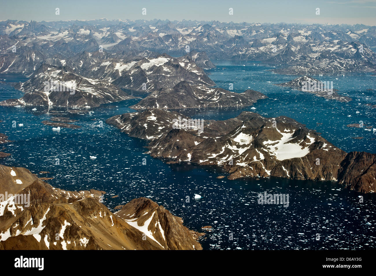 La vista di un aereo mostra molte piccole isole ans iceberg vicino villaggio Kulusuk, distretto di Ammassalik, ad est della Groenlandia, Groenlandia, Danimarca, 17 luglio 2012.foto: Patrick Pleul Foto Stock