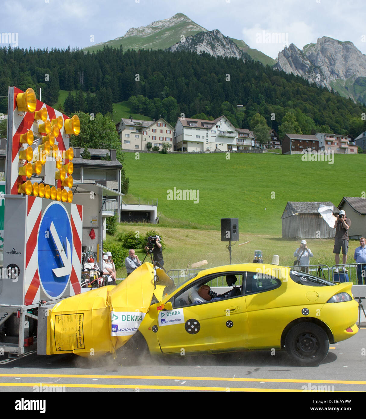 Un test vehichle si blocca in una costruzione vehichle ad una velocità di ca. 80 km/h su un Dekra test in pista durante un crash test in Wildhaus-Alt St. Johann, Svizzera, 28 giugno 2012. Durante la simulazione, un cuscino di crash assorbe la maggior parte dell'energia dell'urto evitando gravi danni: la vettura viene per una sosta meno bruscamente e la costruzione vehichle non è sostanzialmente spostati. Un Foto Stock