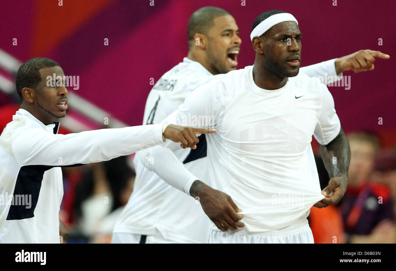 Chris Paul (L-R), Tyson Chandler e LeBron James NEGLI STATI UNITI D' AMERICA reagisce durante la pallacanestro gioco finale contro la Spagna in North Greenwich Arena presso il London 2012 Giochi Olimpici di Londra, Gran Bretagna, 12 agosto 2012. Foto: Friso Gentsch dpa +++(c) dpa - Bildfunk+++ Foto Stock