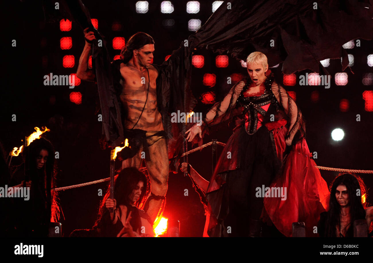 Il cantante Annie Lennox (top R) esegue durante la cerimonia di chiusura del London 2012 Giochi Olimpici presso lo Stadio Olimpico, Londra, Gran Bretagna, 12 agosto 2012. Foto: Marius Becker dpa Foto Stock