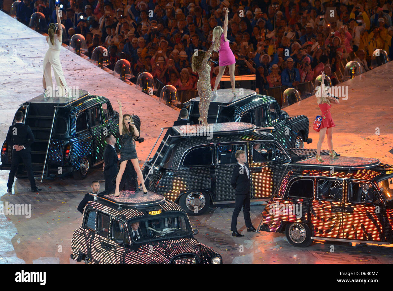 Le Spice Girls con (L-R) Melanie Chisholm, Victoria Beckham, Melanie Brown, Emma Bunton e Geri Halliwell eseguire durante la cerimonia di chiusura del London 2012 Giochi Olimpici presso lo Stadio Olimpico, Londra, Gran Bretagna, 12 agosto 2012. Foto: Peter Kneffel dpa +++(c) dpa - Bildfunk+++ Foto Stock