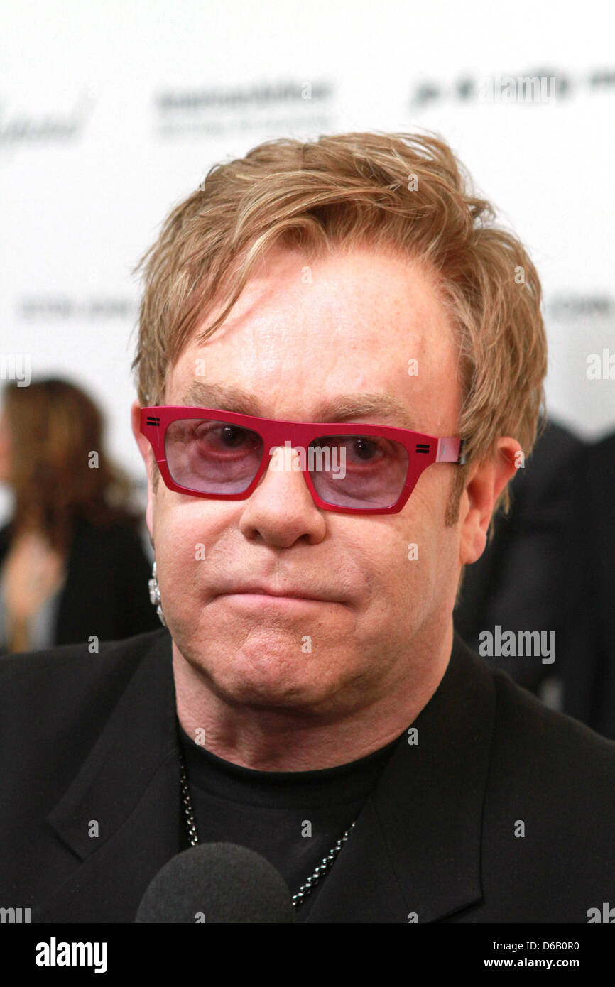 Sir Elton John è stato ricoverato in un ospedale di Los Angeles il mercoledì (23maggio12) dopo di ammalarsi con un grave Foto Stock