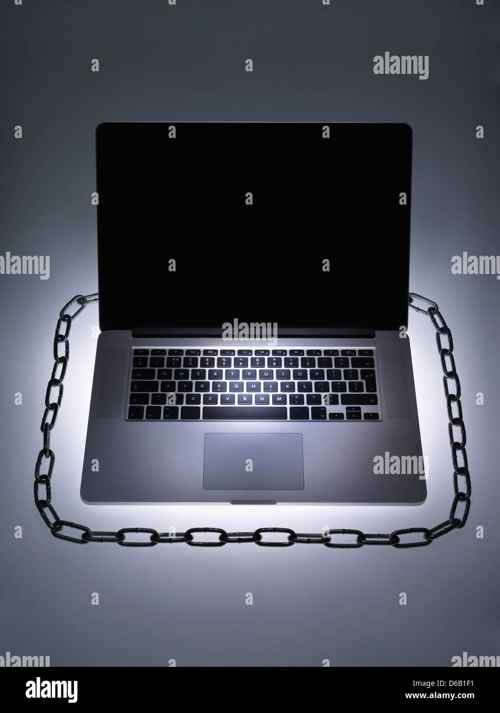 La catena intorno al computer portatile Foto Stock