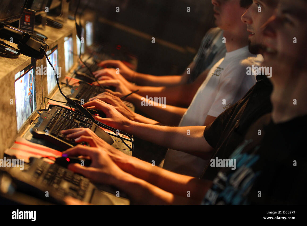 I giocatori del calcolatore di sedersi di fronte le schermate di Colonia, 15 agosto 2012. Giochi di Computer fiera Gamescom ha iniziato con un numero record di espositori. Più di 600 società presente software, hardware ed accessori per intrattenimento interattivo. Foto: OLIVER BERG Foto Stock