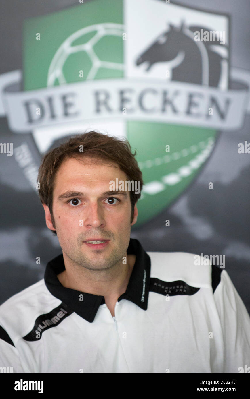 Benjamin Chatton, manager del TSV Hannover Burgdorf, colloqui nel corso di una conferenza stampa a Hannover, Germania, 15 agosto 2012. Dopo un ampio rilancio del mercato, il club sarà conosciuta come 'Die Recken - TSV Hannover Burgdorf' in futuro. Foto: Emily Wabitsch Foto Stock