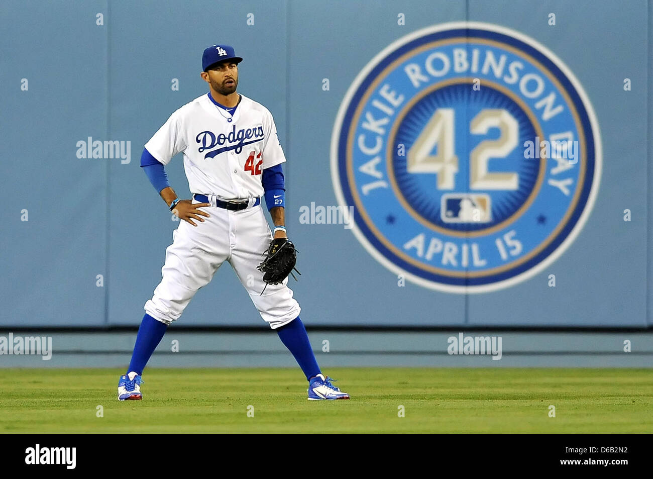 Los Angeles, CA. Stati Uniti d'America. Aprile 15, 2013 Los Angeles Dodgers center fielder Matt Kemp #42 durante il Major League Baseball gioco tra i Los Angeles Dodgers e il San Diego Padres al Dodger Stadium come Jackie Robinson Day è celebrato come ogni giocatore indossa il numero 42 in onore di ex Los Angeles Dodgers freat Jackie Robinson..Il San Diego Padres sconfiggere i Los Angeles Dodgers 6-3.Louis Lopez/CSM/Alamy Live News Foto Stock