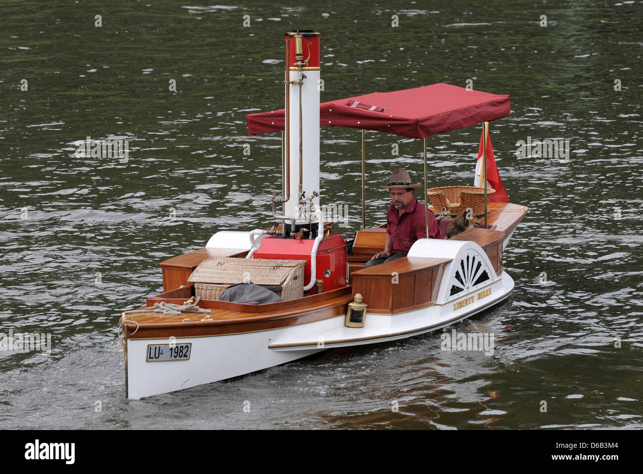 Il battello a vapore "Libertà Belle", Svizzera più piccolo battello a vapore secondo i suoi proprietari, inizia il suo viaggio a Dresda sul fiume Elba a Bad Schandau, Germania, 16 agosto 2012. La barca è di proprietà del giovane Beat Bolzern e Martha Bolzern da Emmenbruecke. Il 25 anno vecchia barca prenderà parte per la prima volta in barca tradizionale festival di Dresda, tra 17 e 19 Augu Foto Stock