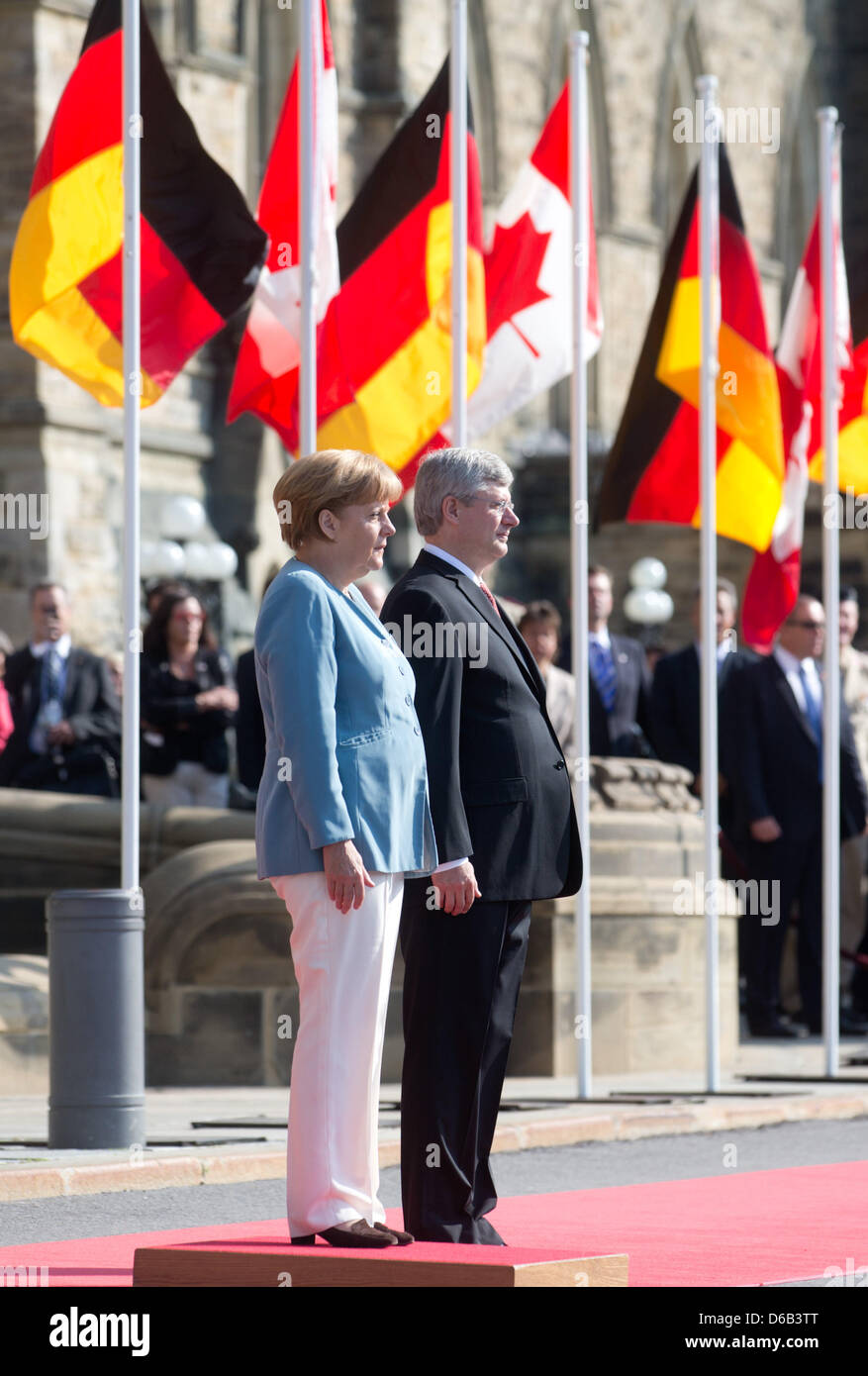 Il cancelliere tedesco Angela Merkel (CDU) è accolto da Il Primo Ministro canadese Stephen Harper con gli onori militari di fronte al palazzo del parlamento a Ottawa, Canada, 16 agosto 2012. Merkel è attualmente su di una visita di due giorni ad Ottawa e Halifax. Foto: KAY NIETFELD Foto Stock