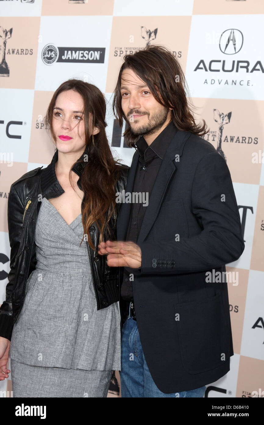 Diego Luna e Camila Sodi il film 2011 Lo Spirito indipendente Awards tenutosi presso la spiaggia di Santa Monica - arrivi a Los Angeles, Foto Stock