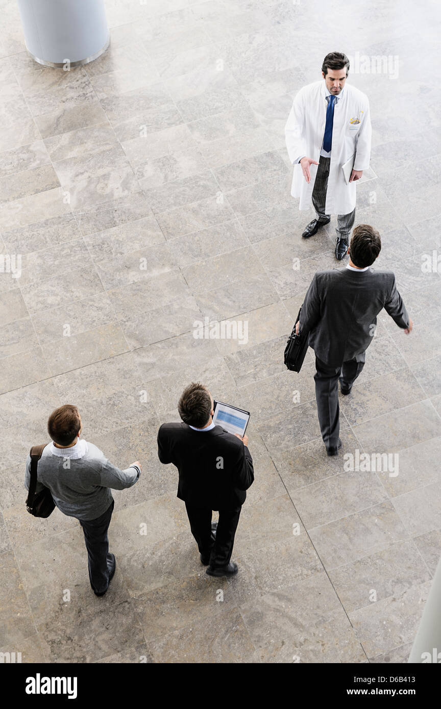 La gente di affari e dottore saluto Foto Stock