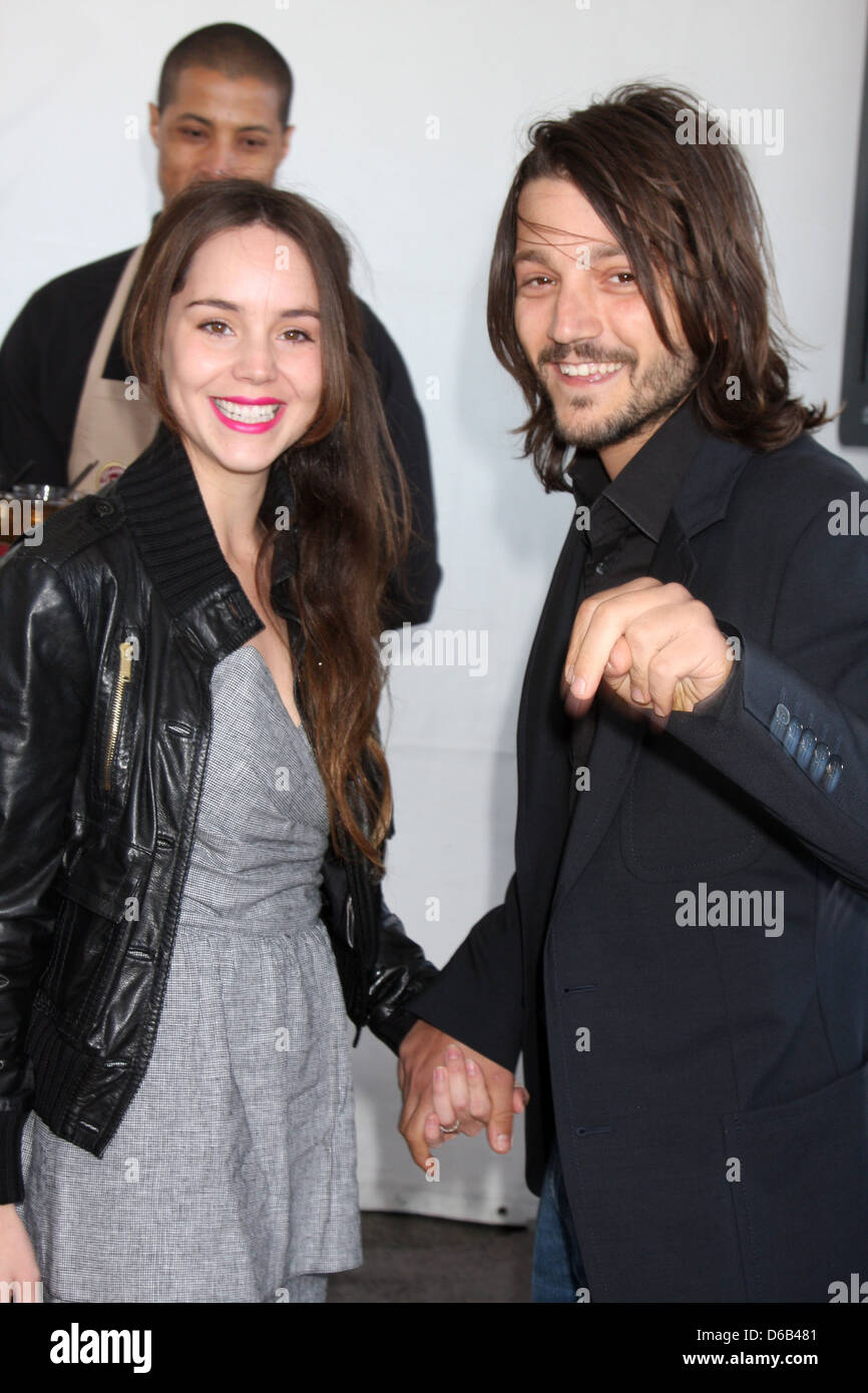 Diego Luna e Camila Sodi il film lo spirito indipendente Awards tenutosi a Santa Monica BeachArrivals Los Angeles, Foto Stock