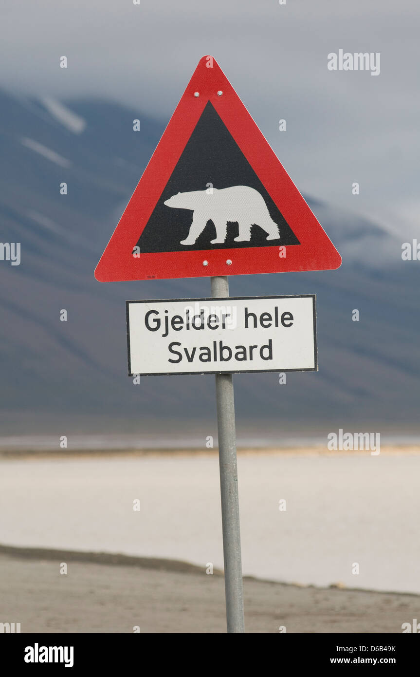 La Norvegia, l'arcipelago delle Svalbard, Spitsbergen, Longyearbyen. Il simbolo di attenzione circa il pericolo di orsi polari in zona. Foto Stock