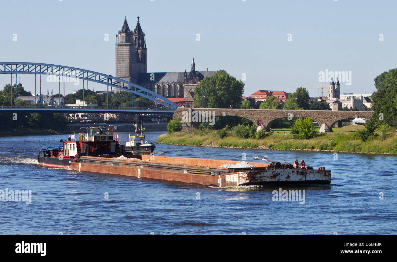 Una nave con un basso sforzo le vendite del livello basso di acqua nel fiume Elba a Magdeburgo, Germania, 15 agosto 2012. Il livello delle acque dell'Elba è solo a 1.10 metri qui. Pertanto il traffico Cargo è limitato. Foto: Jens Wolf Foto Stock