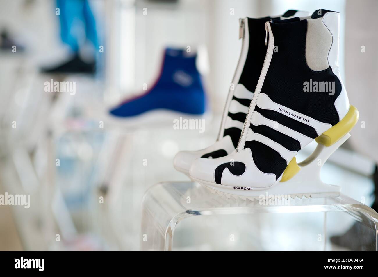Il futuristico Adidas scarpe donna da designer Yohji Yamamoto sono  visualizzati presso la sede centrale della società a Herzogenaurach,  Germania, 17 agosto 2012. Foto: David Ebener Foto stock - Alamy