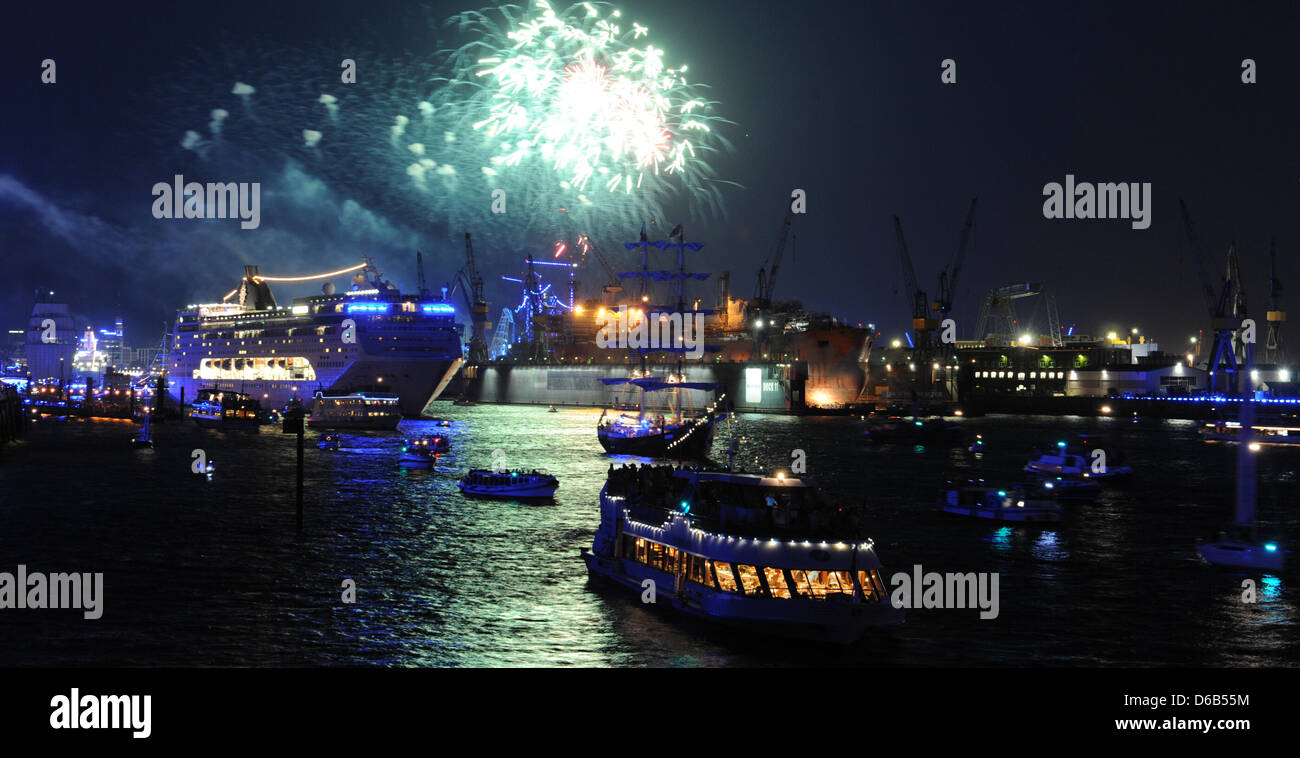 Navi da Crociera prendere parte in una parata di navi lasciando port accompagnati da fuochi d'artificio durante i giorni di crociera a Amburgo, Germania, 18 agosto 2012. Centinaia di piccole imbarcazioni scortato il " bianco " della flotta al di fuori del porto. Foto: Angelika Warmuth Foto Stock