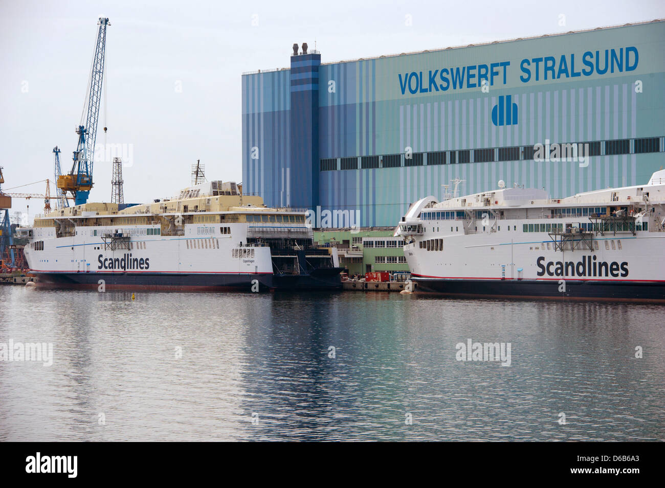 La Scandlines ferries Copenaghen (L) e 'Berlino' giacciono ormeggiato a P+S cantieri navali in Stralsund, Germania, 20 agosto 2012. P+S ha annunciato ritardi di consegna. Foto: Stefan Sauer Foto Stock