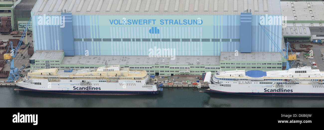 Scandlines ferries Copenaghen (L) e " Berlino " sono ormeggiati a P+S cantieri navali in Stralsund, Germania, 21 agosto 2012. Il lottando P+S i cantieri di Stralsund e Wolgast non riceveranno più gli aiuti finanziari da lo stato federale tedesco del Meclemburgo Pomerania e ora affrontare il fallimento. Foto: Stefan Sauer Foto Stock
