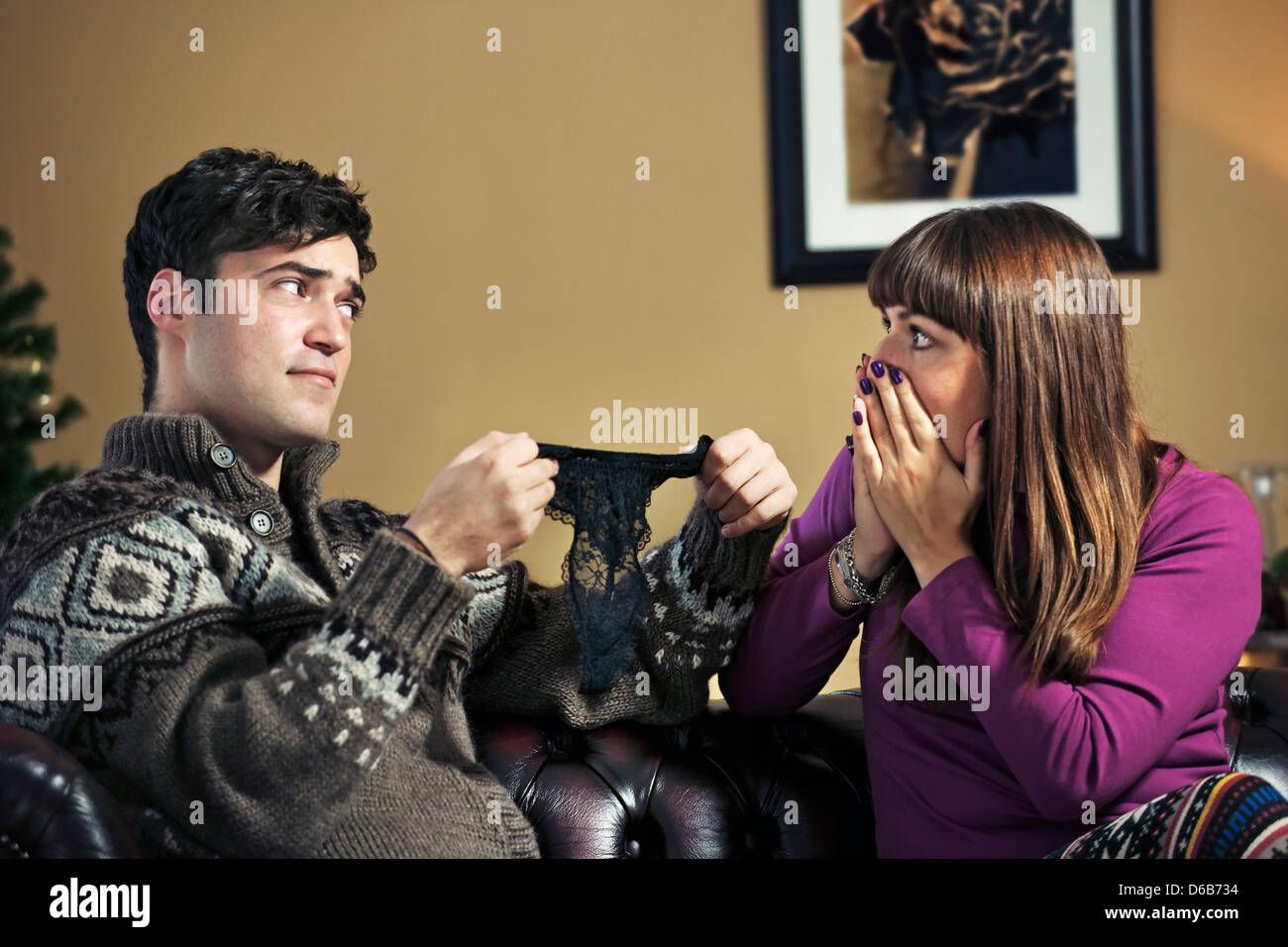 L uomo dando ragazza lacy mutandine Foto Stock