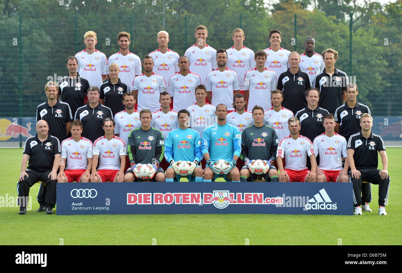 La squadra di calcio regionale risma RasenBallsport Leipzig è raffigurato durante la gazzetta sessione di foto per la stagione 2012-13 a Leipzig, Germania, 21 agosto 2012. (Riga superiore L-R): Fabian Franke, Niklas Hoheneder, Tim Sebastian, Stefan Kutschke, Henrik Ernst, Marcus Hoffmann, Jeremy Karikari. In seconda fila dal top-L-R): fisioterapista Sven Wobser, fisioterapista Anja Strobel Foto Stock