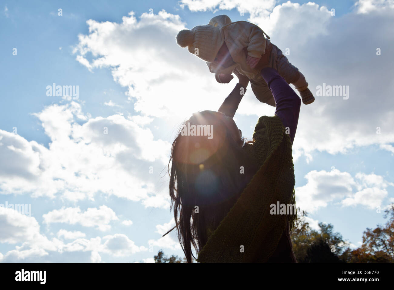 Madre giocando con la bambina all'aperto Foto Stock