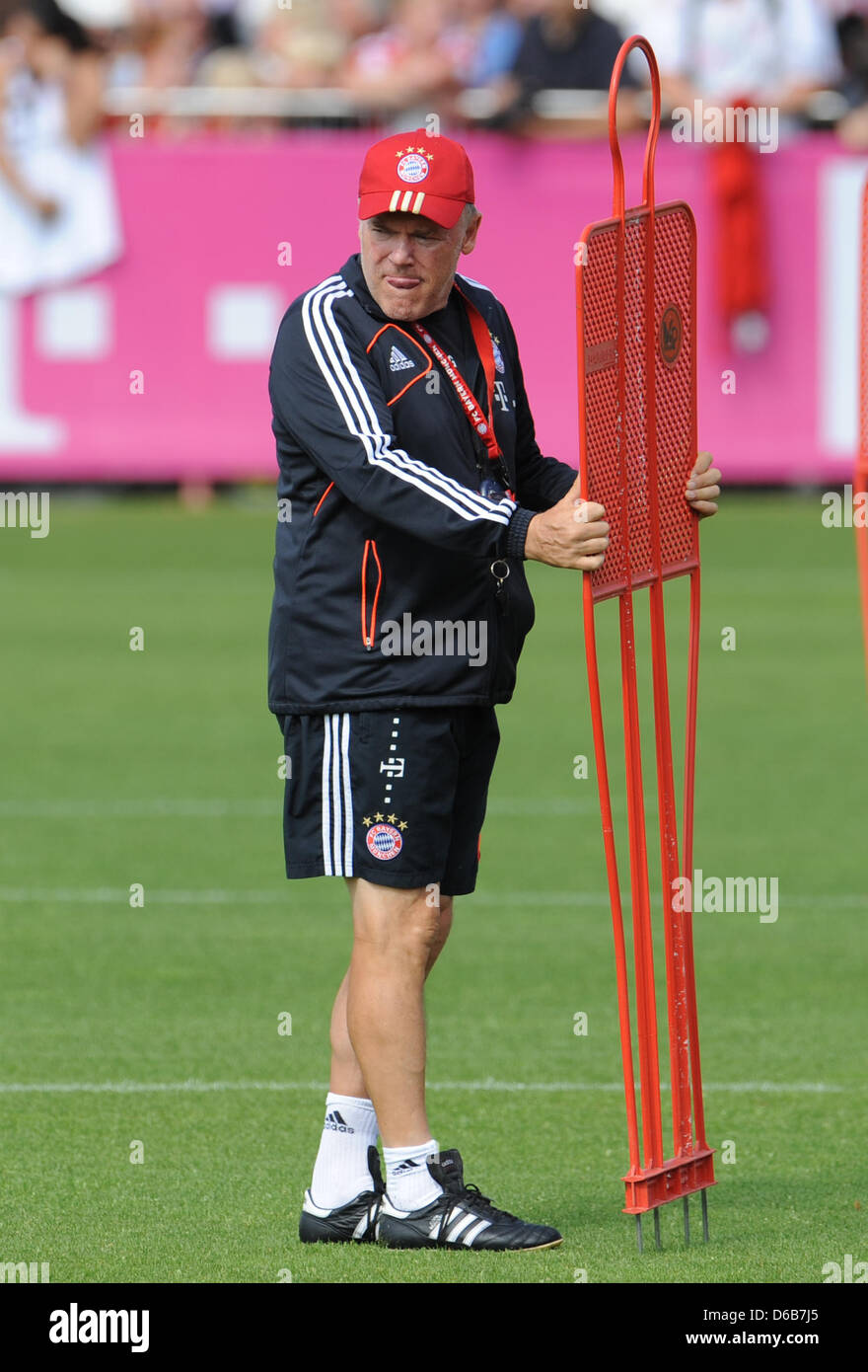 Co-trainer della Bundesliga club di calcio Bayern Monaco di Baviera Hermann Gerland prepara una sessione di formazione alla Saebener Strasse a Monaco di Baviera, Germania, il 22 agosto 2012. Foto: ANDREAS GEBERT Foto Stock