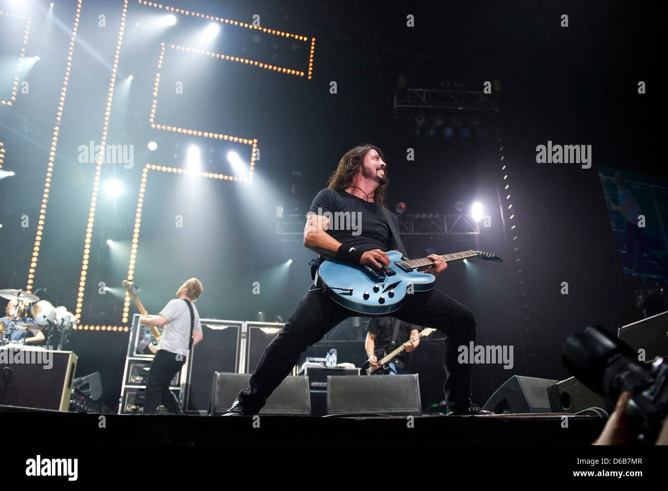 Dave Grohl Foo Fighters performing live at Wembley Arena di Londra - Inghilterra - 25.02.11 Foto Stock