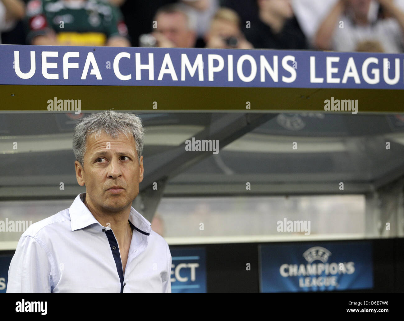 Der Mönchengladbacher Trainer Lucien Favre am Dienstag (21.08.2012) in Mönchengladbach beim Spiel zwischen Borussia Mönchengladbach gegen dinamo Kiew. Roland Weihrauch dpa/lnw Foto Stock