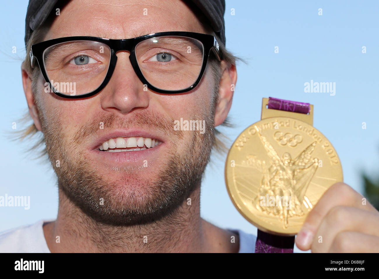 Vincitore dell'uomo beachvolleyball caso dei giochi olimpici di Londra, Julius Brink, pone con la sua medaglia d oro dopo una conferenza stampa di Timmendorf, Germania, 23 agosto 2012. Il tedesco campionati beachvolleyball avrà luogo a Timmendorf tra il 24 e il 26 agosto 2012 a Timmendorfer Strand. Foto: Malte cristiani Foto Stock