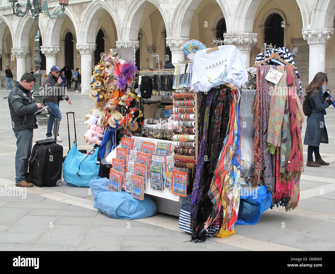 Venditore ambulante in Piazza San Marco Venezia Italia Foto Stock