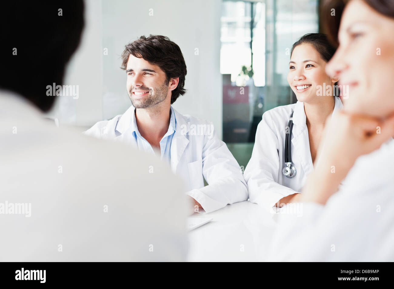 I medici sorridente in riunione Foto Stock