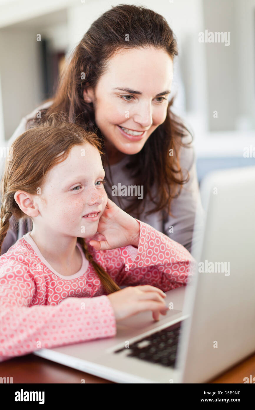 Madre e figlia utilizzando laptop Foto Stock