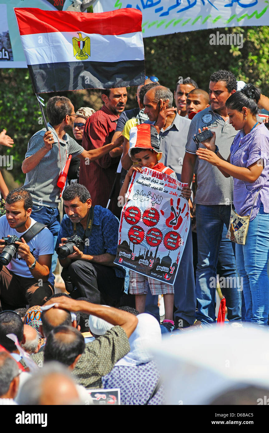 Gli egiziani protesta per la fine della mussola di fraternità in Cairo, Egitto, 24 agosto 2012. Numerosi gruppi di opposizione protestano nella capitale egiziana il venerdì. Essi stanno protestando contro il rafforzamento dell'influenza della Fratellanza musulmana con la nomina di Mohammed Morsi come presidente. Foto: Matthias Toedt Foto Stock