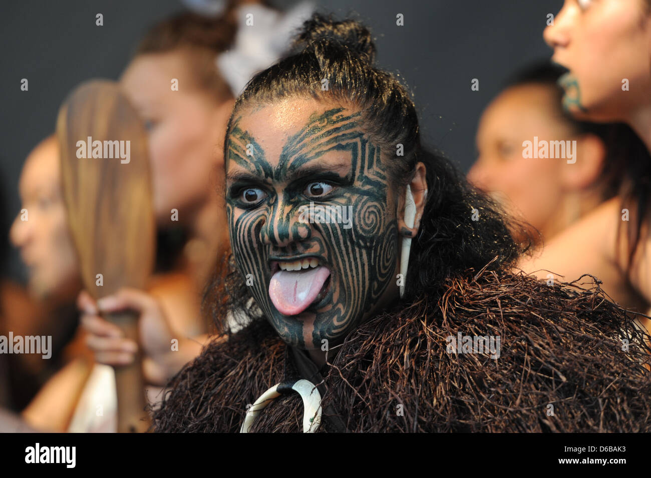 Il Museum Embankment Festival è aperto con una vera e propria maori Haka Kapa (canto e danza) sulla Nuova Zelanda sulle rive del fiume Main in Frankfurt Main, Germania, 24 agosto 2012. Circa tre milioni di persone sono attese per il partito, che è uno dei più grandi fesivals culturale in Europa, fino a domenica sera. La Nuova Zelanda è in primo piano questo anno prima beging protagonista presso il Foto Stock