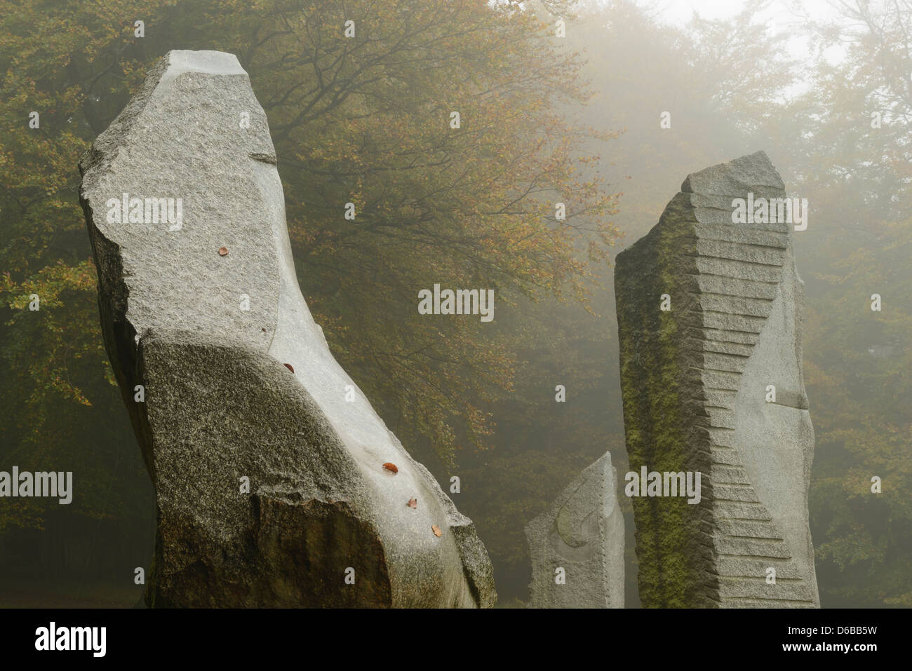 Pietre permanente a Heaven's Gate nel Longleat Estate, Wiltshire, Regno Unito. Le pietre sono state scolpite da artista Paul Norris. Foto Stock